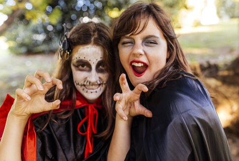 Porträt von zwei Maskenmädchen an Halloween - MGOF000742