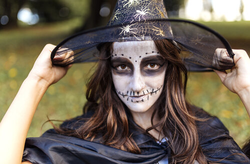 Porträt eines Maskenmädchens an Halloween - MGOF000748