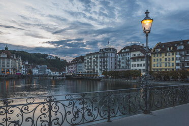 Schweiz, Luzern, Blick von der Rathaussteg-Brücke auf die Altstadt am Abend - KEBF000246