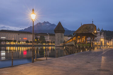 Schweiz, Luzern, Kapellbrücke am Abend, im Hintergrund der Pilatus - KEBF000249