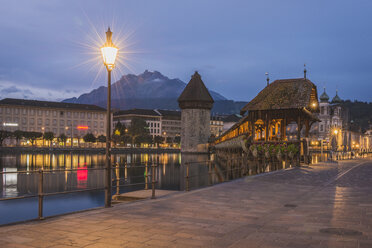 Switzerland, Lucerne, Chapel bridge in the evening, Pilatus mountain in the background - KEBF000249