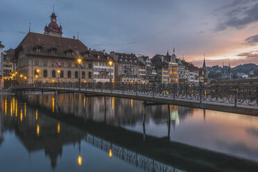 Schweiz, Luzern, Blick von der Rathaussteg-Brücke auf die Altstadt am Abend - KEBF000251