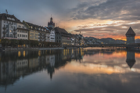 Schweiz, Luzern, Altstadt, Kapellbrücke bei Sonnenuntergang - KEBF000252