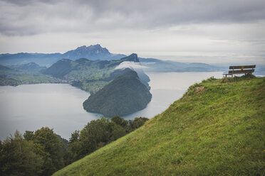 Schweiz, Vitznau, Blick auf den Vierwaldstättersee bei Wissifluh, leere Bank - KEBF000253