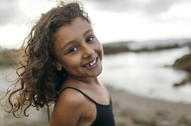 Spanien, Gijon, Porträt eines lächelnden kleinen Mädchens am Strand - MGOF000737