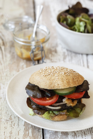 Hausgemachter Veggie-Burger, Pilz-Linsen-Fritten, lizenzfreies Stockfoto