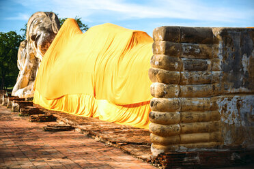 Thailand, Ayutthaya, liegende Buddha-Statue mit gelbem Tuch bedeckt im Wat Lokayasutharam - EHF000226