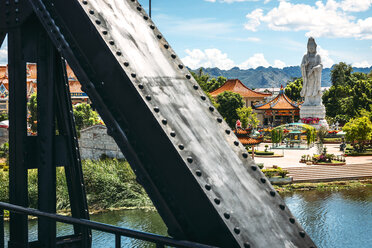 Thailand, Kanchanaburi, Blick von der Brücke über den River Kwai auf die Tempelanlage - EHF000228