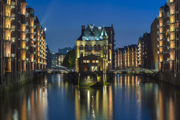 Deutschland, Hamburg, Wandrahmsfleet in der historischen Speicherstadt am Abend - RJF000498