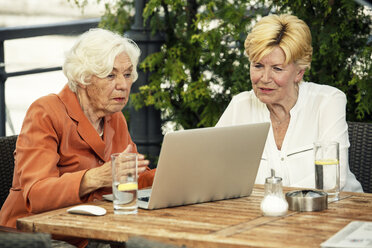 Deutschland, Berlin, Porträt von zwei älteren Frauen mit Laptop - TAMF000345