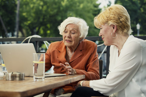 Deutschland, Berlin, Porträt von zwei älteren Frauen mit Laptop, lizenzfreies Stockfoto