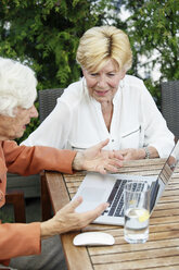 Deutschland, Berlin, zwei ältere Frauen mit Laptop - TAMF000335