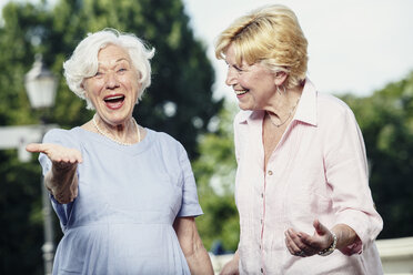 Deutschland, Berlin, Porträt von zwei älteren Frauen, die sich amüsieren - TAMF000338