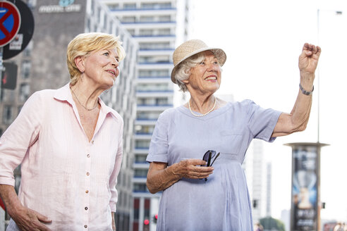 Deutschland, Berlin, Porträt von zwei älteren Frauen, die etwas beobachten - TAMF000340