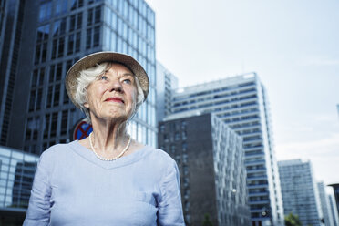 Deutschland, Berlin, Porträt einer lächelnden älteren Frau, die etwas beobachtet - TAMF000342