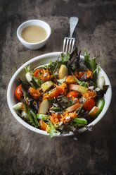 Frischer gemischter Salat mit Kohlrabi, Tomate und Gurke auf Holz - EVGF002390