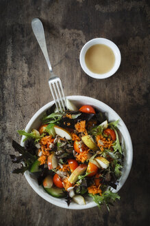 Frischer gemischter Salat mit Kohlrabi, Tomate und Gurke auf Holz - EVGF002392