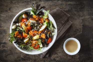 Frischer gemischter Salat mit Kohlrabi, Tomate und Gurke auf Holz - EVGF002393