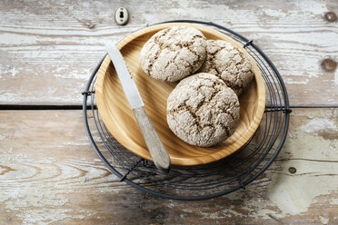 Hausgemachte Roggenbrötchen auf Holzplatte und Abkühlgitter - EVGF002429