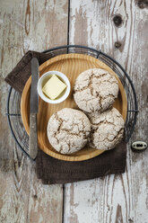 Hausgemachte Roggenbrötchen auf Holzplatte und Abkühlgitter - EVGF002428