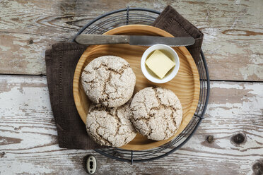 Hausgemachte Roggenbrötchen auf Holzplatte und Abkühlgitter - EVGF002425