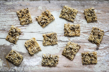 Seed Cracker mit Hanfsamen auf Holz - EVGF002292