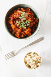 Bowl of vegetarian chili sin carne on white ground - EVGF002298