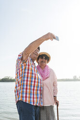 Ein älteres Paar macht ein Selfie am Flussufer - UUF005671