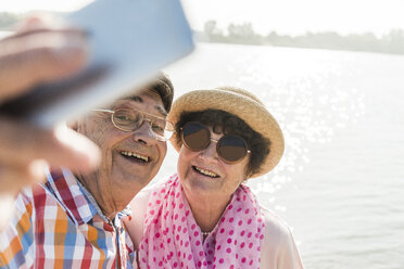 Ein älteres Paar macht ein Selfie am Flussufer - UUF005672