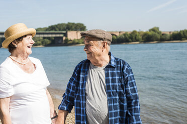 Deutschland, Ludwigshafen, Seniorenpaar entspannt sich am Flussufer - UUF005696