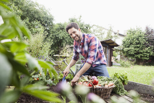 Mann bei der Gartenarbeit im Gemüsebeet - RBF003138