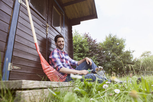 Mann entspannt sich von der Gartenarbeit - RBF003141