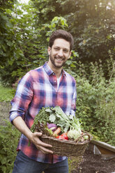 Mann hält Korb mit gemischtem Gemüse - RBF003143