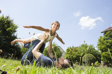 Father playing with daughter in garden - RBF003213