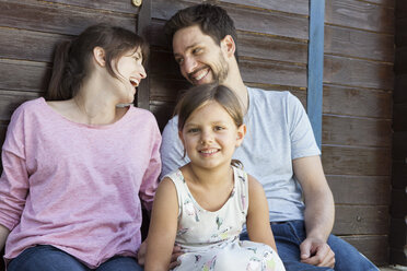 Glückliche Familie mit Tochter im Gartenhaus - RBF003235