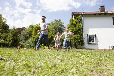 Sorglose Familie beim Laufen im Garten - RBF003237