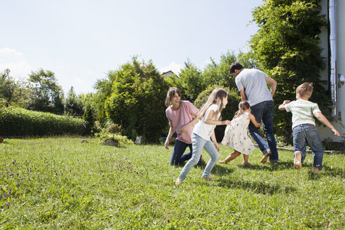 Verspielte fünfköpfige Familie im Garten - RBF003244