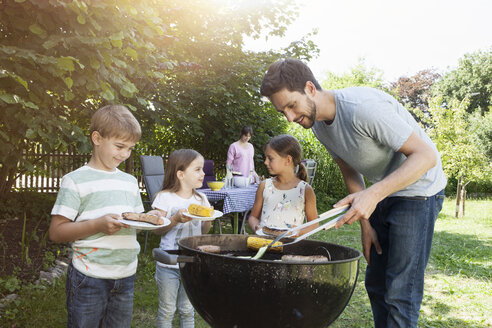 Familie beim Grillen im Garten - RBF003245