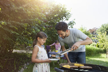 Familie beim Grillen im Garten - RBF003246