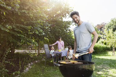 Familie beim Grillen im Garten - RBF003248