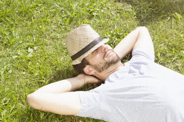 Mann liegt auf dem Rasen und entspannt sich - RBF003188