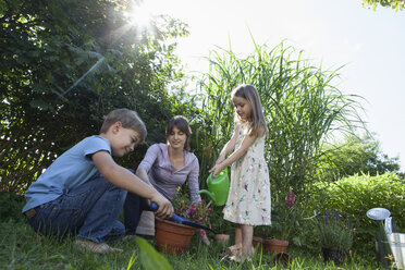 Mutter, Sohn und Tochter bei der Gartenarbeit - RBF003253