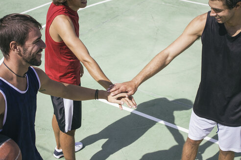 Drei junge Männer spielen Basketball - ABZF000123