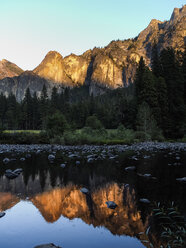 USA, Kalifornien, Yosemite Valley, Sonnenuntergang in den Bergen mit Spiegelung im Wasser - SBDF002234