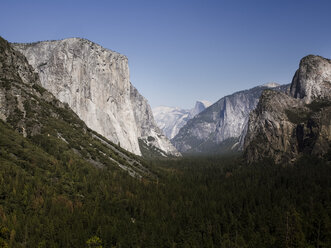 USA, Kalifornien, Yosemite National Park, Blick auf El Capitan und Half Dome - SBDF002237