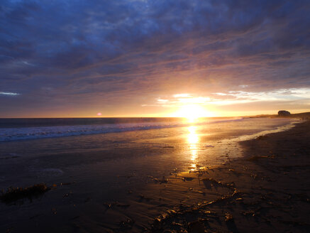 USA, Kalifornien, San Simeon Creek Strand, Sonnenuntergang - SBDF002243