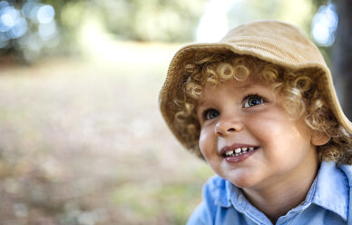 Porträt eines lächelnden blonden kleinen Jungen mit Hut - MGOF000761