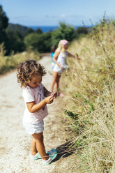 Little girl picking blackberries - MGOF000771