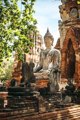 Thailand, Ayutthaya, Blick auf die alte Buddha-Statue, lizenzfreies Stockfoto