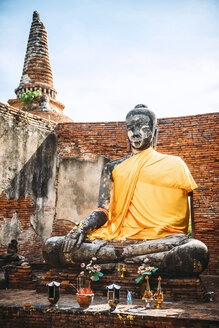 Thailand, Ayutthaya, Blick auf eine alte, mit gelbem Tuch bedeckte Buddha-Statue - EHF000235